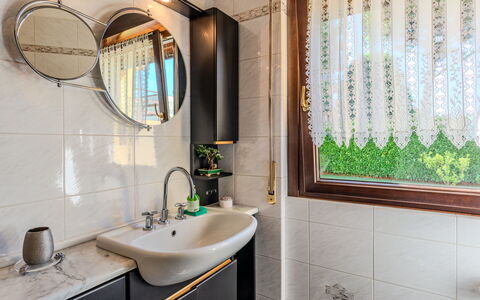 Villa Giulia: Luminaire Plomberie, Design Intérieur, Évier, Robinet, Lavabo, Salle De Bains, Plomberie, Éclairage, Miroir, Sol