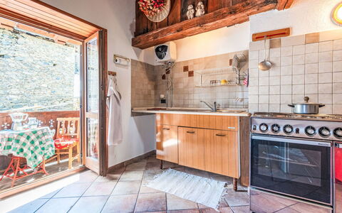 Les Combes 6: Bois, Domicile, Porte, Chalet, Cuisine, Tache De Bois, Dur, Comptoir, Cabane En Rondins, Tuile