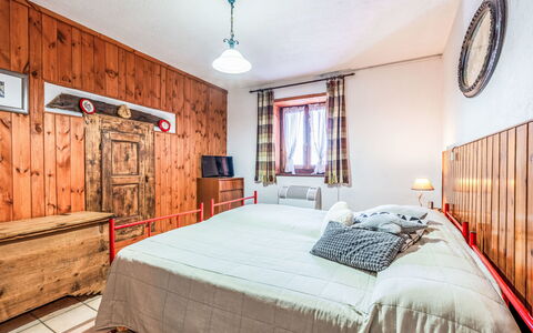 Les Combes 6: Bois, Domicile, Meubles, Maison, Chambre, Chalet, Lit, Cabane En Rondins, Literie, Dur