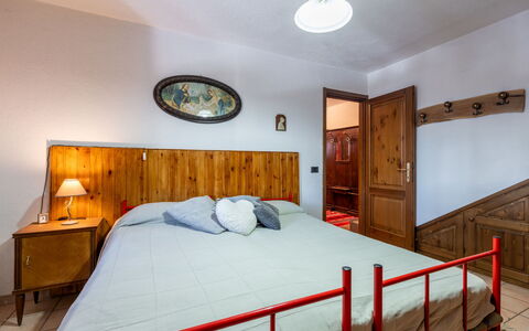Les Combes 6: Meubles, Lit, Chambre, Design Intérieur, Drap De Lit, Bois, Literie, Pièce, Plafond, Sol