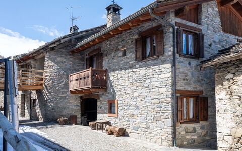 Les Combes 6: Maison, Toit, Porte, Chalet, Domicile, Établissements Humains, Mur De Pierre, Village, Village De Montagne