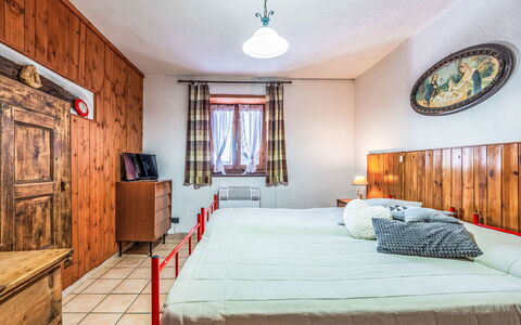 Les Combes 6: Bois, Meubles, Domicile, Maison, Chambre, Pièce, Lit, Dur, Tache De Bois, Literie