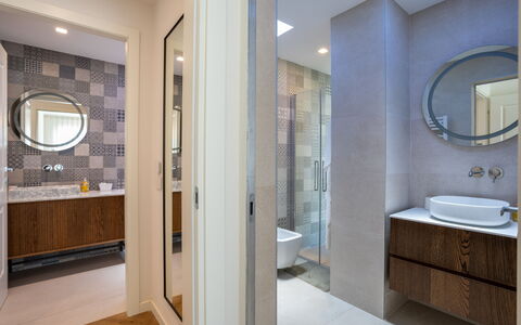 Terrazza Mare, Jacuzzi and Seaview: Design Intérieur, Sol, Sol, Mur, Salle De Bains, Bois, Armoire De Toilette, Plafond, Luminaire Plomberie, Miroir