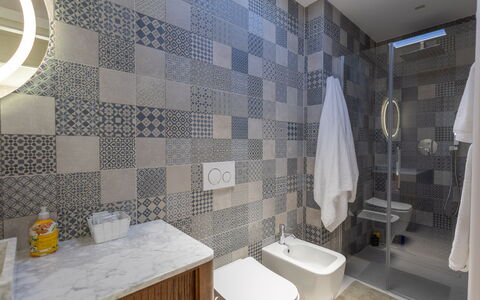 Terrazza Mare, Jacuzzi and Seaview: Sol, Sol, Salle De Bains, Design Intérieur, Luminaire Plomberie, Tuile, Toilette, Siège De Toilette, Composite, Mosaïque