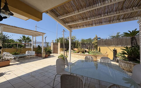 Villa Magda: Meubles, Sol, Chaise, Ombre, Mobilier De Jardin, Recours, Pot De Fleur, Structure En Plein Air, Eco Hôtel, Balcon