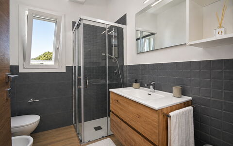 Villa Blue: Luminaire Plomberie, Lavabo, Évier, Sol, Salle De Bains, Sol, Armoire De Toilette, Robinet, Design Intérieur, Plomberie
