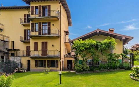 Casa Iolanda: Bâtiment, Fenêtre, Zone Résidentielle, Façade, Domicile, Maison, Quartier, Architecture, Balcon, Appartement