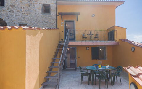 Casa Morgana: Mur, Architecture, Porte, Balcon, Escaliers, Balustrade, Tache De Bois, Plante D'Appartement, Pot De Fleur, Balustre