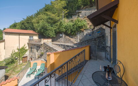 Casa Morgana: Mur, Domicile, Appartement, Balcon, Tache De Bois, Escaliers, Balustrade, Plante D'Appartement, Balustre