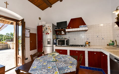 La Muraglia: Sol, Meubles, Sol, Porte, Chaise, Tache De Bois, Cuisine, Table Cuisine Et Salle A Manger, Tuile, Plante D'Appartement