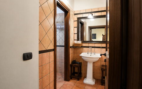 La Muraglia: Lavabo, Sol, Mur, Design Intérieur, Luminaire Plomberie, Sol, Bois, Salle De Bains, Évier, Plafond
