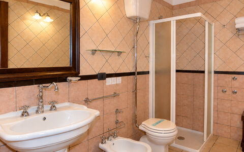 La Muraglia: Design Intérieur, Sol, Luminaire Plomberie, Sol, Évier, Salle De Bains, Lavabo, Robinet, Éclairage, Pièce