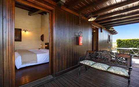 La Muraglia: Bois, Meubles, Dur, Tache De Bois, Planche, Plate-Forme, Chaise, Parquet, Lit, Balcon
