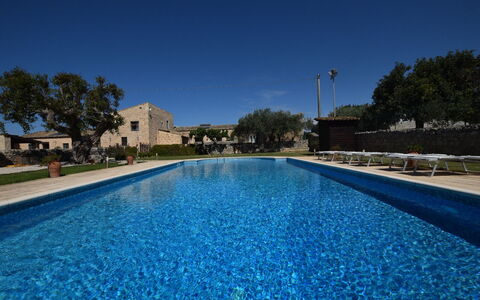 La Muraglia: Piscine, Biens, Ombre, Hacienda, Mobilier De Jardin, Aménagement Paysager, Recours, Villa, Cour