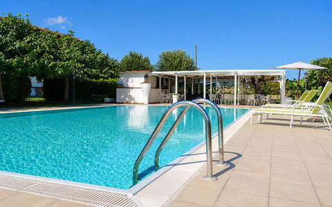Villa Gertrude: Piscine, Recours, Composite, Ombre, Loisir, Mobilier De Jardin, Eco Hôtel, Hôtel, Centre De Loisirs, Balancelle