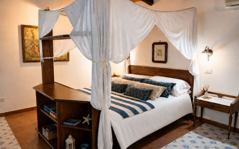 Villa Gertrude: Meubles, Lit, Design Intérieur, Chambre, Literie, Bois, Sol, Pièce, Linge, Drap De Lit