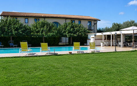 Villa Gertrude: Piscine, Ombre, Biens, Recours, Pelouse, Hacienda, Jardin, Aménagement Paysager, Cour, Villa
