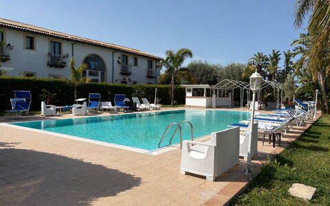 Villa Gertrude: Piscine, Recours, Hôtel, Hacienda, Eco Hôtel, Thermes, Villa, Balancelle, Ville Resort