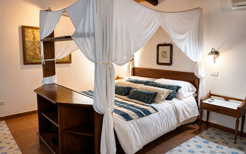 Villa Gertrude: Meubles, Lit, Chambre, Design Intérieur, Bois, Literie, Sol, Linge, Pièce, Textile