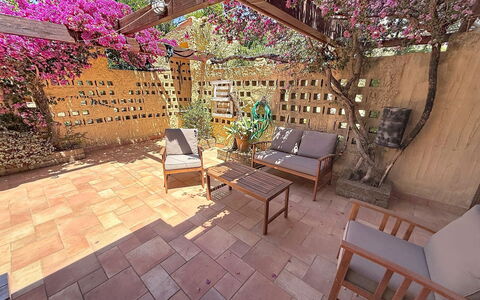 Villa Siria: Meubles, Design Intérieur, Sol, Sol, Table, Bois, Plafond, Chaise, Pièce, Canapé