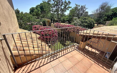 Villa Siria: Meubles, Design Intérieur, Sol, Sol, Table, Bois, Plafond, Chaise, Pièce, Canapé