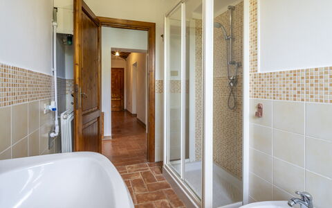 Casale delle Lupe, Campiglia Marittima: Sol, Luminaire Plomberie, Sol, Design Intérieur, Plafond, Salle De Bains, Plomberie, Robinet, Pièce, Porte