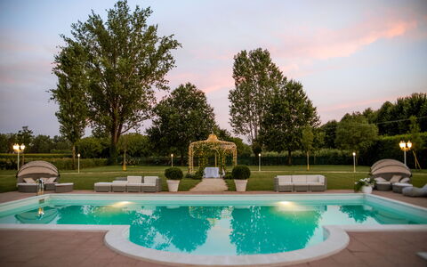 Relais Villa Mirandola: Jardin, Pelouse, Cour, Parc, Piscine, Nuit, Luminaire, Hacienda, Villa, Manoir