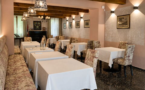 Relais Villa Mirandola: Design Intérieur, Meubles, Linge, Pièce, Restaurant, Plafond, Chaise, Luminaire, Hôtel, Nappe De Table