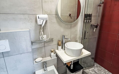 Colazza 100: Luminaire Plomberie, Évier, Sol, Design Intérieur, Sol, Salle De Bains, Robinet, Plomberie, Lavabo, Toilette