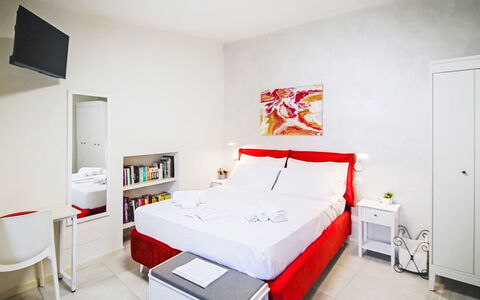 Colazza 100: Design Intérieur, Sol, Appartement, Lit, Chambre, Pièce, Literie, Cadre De Lit, Drap De Lit, Oreiller