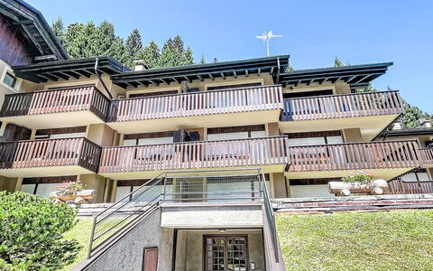 Presanella: Zone Résidentielle, Domicile, Balcon, Biens, Banlieue, Villa, Mélèze, Cour