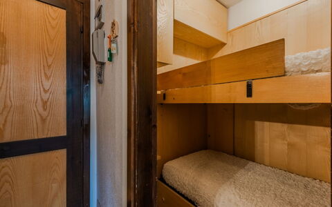 Presanella: Mur, Bois, Sol, Sol, Marron, Tache De Bois, Chambre, Pièce, Lit, Lit Superposé