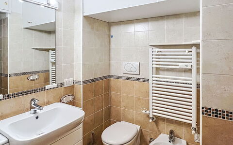 Presanella: Salle De Bains, Luminaire Plomberie, Sol, Design Intérieur, Sol, Évier, Toilette, Robinet, Plomberie, Siège De Toilette