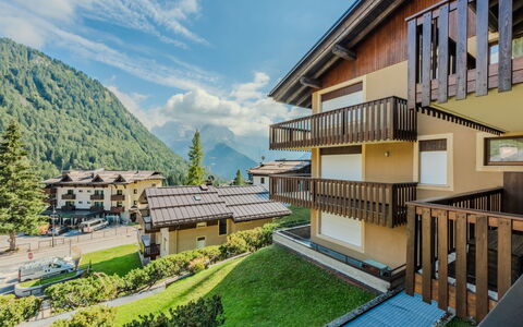 Presanella: Domicile, Maison, Zone Résidentielle, Établissements Humains, Chaîne De Montagnes, Appartement, Balcon, Station De Montagne, Vallée, Village