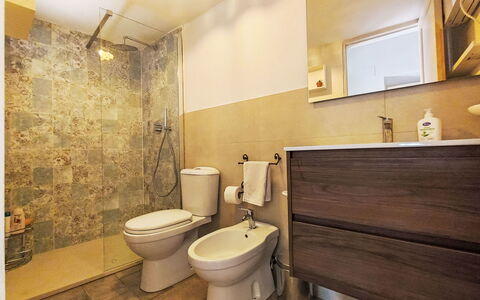 Il Giardino di Lara: Siège De Toilette, Salle De Bains, Toilette, Lavabo, Sol, Luminaire Plomberie, Évier, Sol, Design Intérieur, Robinet