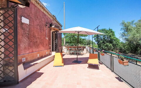 Il Giardino di Lara: Mur, Porte, Le Fer, Balcon, Pot De Fleur, Brique, Chaise, Plante D'Appartement, Ombre, Tache De Bois