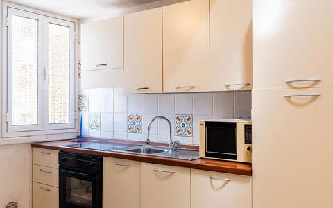 Lily: Appareil De Cuisine, Cuisine, Principaux Appliance, Comptoir, Bois, Cabinetry, Sol, Evier, Design Intérieur, Pièce
