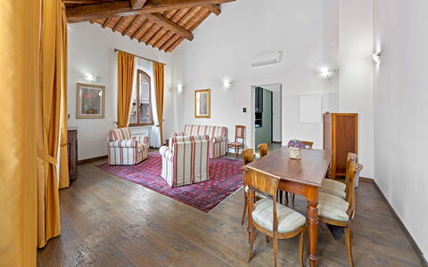 La Piazza Grand Vista Suite: Design Intérieur, Meubles, Sol, Plafond, Sol, Pièce, Éclairage, Cadre, Salon, Canapé