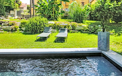 Emma: Piscine, Arbuste, Jardin, Caractéristique De L'Eau, Composite, Arrière-Cour, Aménagement Paysager, Ombre, Cour, Pelouse