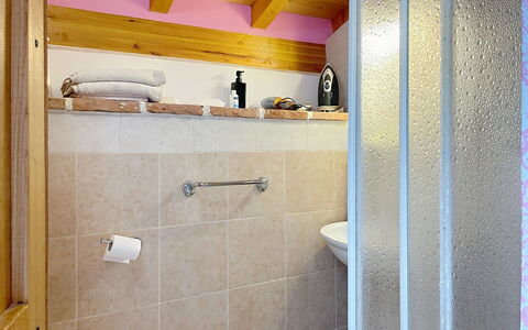 Baita Melissa: Mur, Sol, Luminaire Plomberie, Design Intérieur, Sol, Plomberie, Salle De Bains, Pièce, Robinet, Plafond