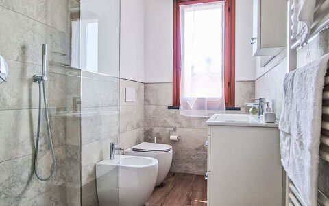 Le 3 Viste: Sol, Siège De Toilette, Luminaire Plomberie, Sol, Toilette, Salle De Bains, Design Intérieur, Évier, Robinet, Plomberie