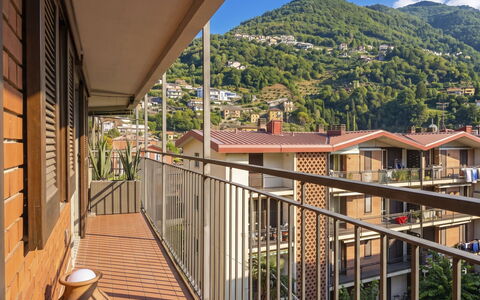 Balconi sulla Spiaggia: Balcon, Tache De Bois, Plante D'Appartement, Mobilier De Jardin, Pot De Fleur