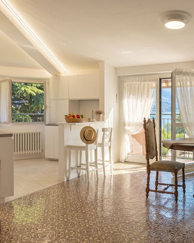 Balconi sulla Spiaggia: Balcon, Tache De Bois, Plante D'Appartement, Mobilier De Jardin, Pot De Fleur