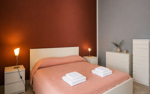Villa Sara: Chambre, Bois, Meubles, Design Intérieur, Lit, Drap De Lit, Sol, Literie, Sol, Pièce