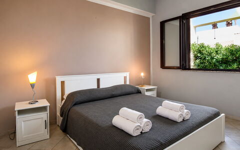 Villa Sara: Design Intérieur, Chambre, Lit, Appartement, Plafond, Meubles, Sol, Cadre De Lit, Domicile, Literie