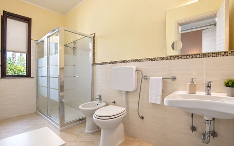 Villa Sara: Sol, Luminaire Plomberie, Design Intérieur, Sol, Salle De Bains, Siège De Toilette, Toilette, Plomberie, Évier, Robinet