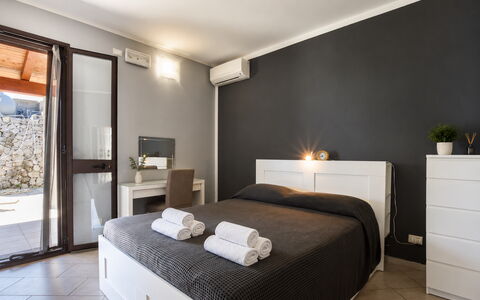 Villa Sara: Chambre, Lit, Drap De Lit, Literie, Design Intérieur, Sol, Meubles, Appartement, Cadre De Lit, Pièce