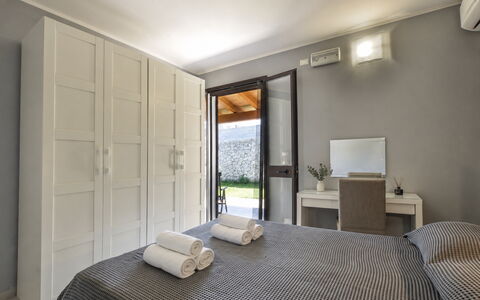 Villa Sara: Design Intérieur, Chambre, Lit, Meubles, Plafond, Sol, Sol, Pièce, Literie, Drap De Lit