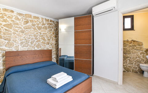 Villa Sara: Sol, Sol, Design Intérieur, Meubles, Appartement, Pièce, Chambre, Mur De Pierre, Lit, Plafond