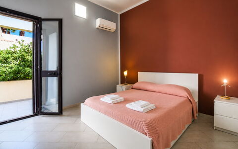 Villa Sara: Design Intérieur, Sol, Appartement, Pièce, Chambre, Plafond, Lit, Literie, Cadre De Lit, Drap De Lit